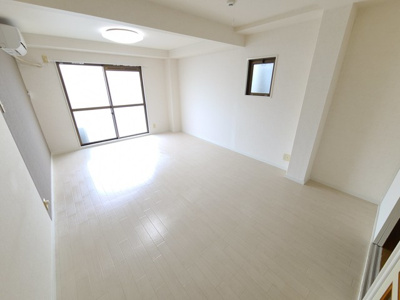 【居間・リビング】 | ハイム沙羅 | 光の差し込む明るいお部屋です