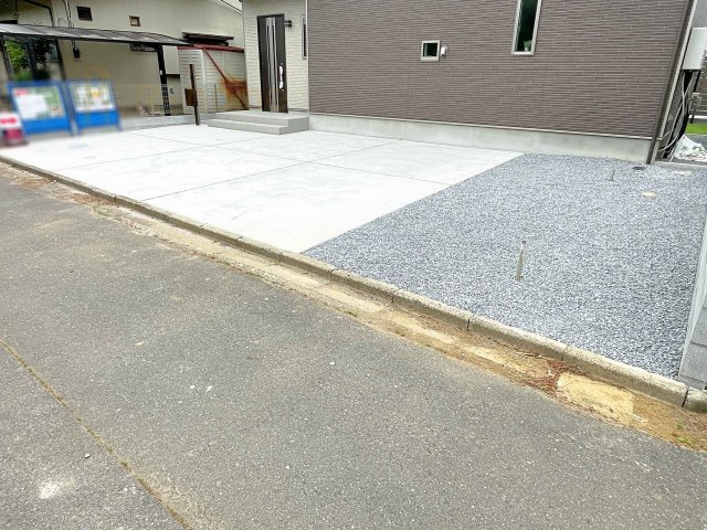取手市谷中II　新築戸建て　1号棟の駐車場|カースペースは3台完備。ゲスト用のスペースも確保できますね♪