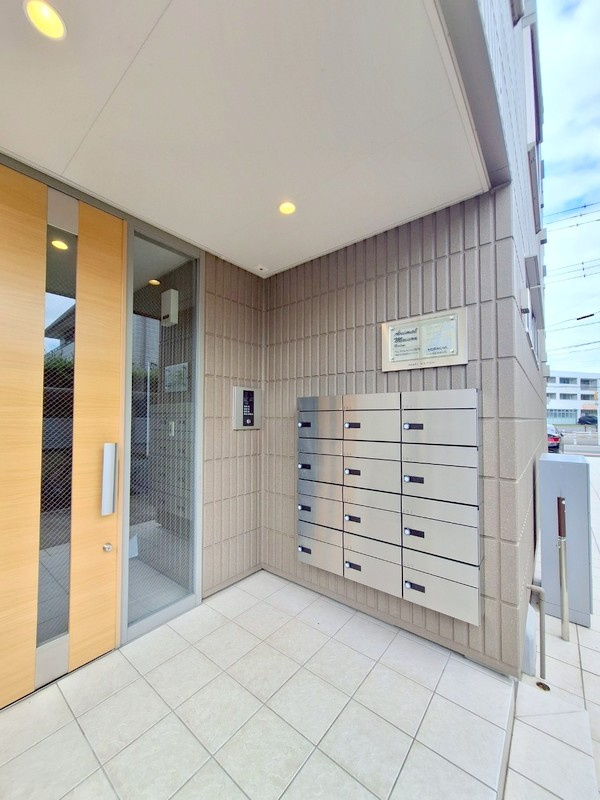 千葉市中央区弁天３丁目の賃貸マンションのエントランス