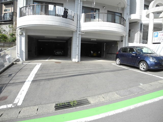 アサヒツインハイツの駐車場