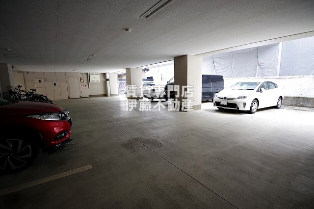 HF丸の内レジデンスの駐車場