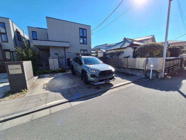 ベラ　フォレスタ　弐番館の駐車場