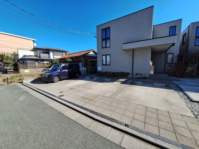 ベラ　フォレスタ　弐番館の駐車場