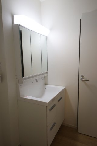 《仲介手数料無料》浦和区大原１丁目20-4(全1戸)新築一戸建てケイアイスタイルの独立洗面台|2撮影日 2025年3月8日 16:30 曇り