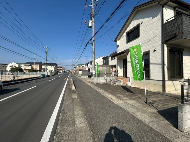 伊奈町中央5丁目　中古一戸建ての前面道路含む現地写真