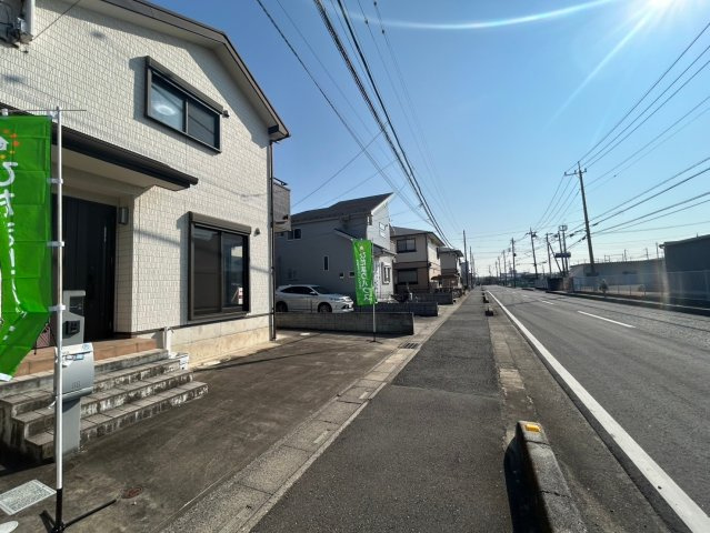 伊奈町中央5丁目　中古一戸建ての前面道路含む現地写真
