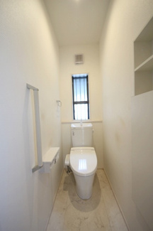 【トイレ】 | 鹿沼市晃望台中古住宅 | 1階トイレ（収納付＆ウォシュレット付き）