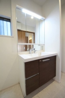 【独立洗面台】 | 鹿沼市晃望台中古住宅 | 三面鏡付き洗髪洗面化粧台