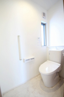 【トイレ】 | 鹿沼市晃望台中古住宅 | 2階トイレ（収納付＆ウォシュレット付き）