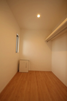 【収納】 | 鹿沼市晃望台中古住宅 | 西側の広々ウォークインクロゼット