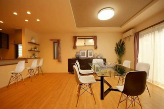 【居間・リビング】 | 鹿沼市晃望台中古住宅 | ※写真内の家具・家電・備品等はCG加工により配置例を示したものでございます。販売価格に含まれません。また、実際のお部屋には家具・家電・備品等はございません。