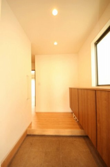 【玄関】 | 鹿沼市晃望台中古住宅 | 窓があるので明るい玄関です