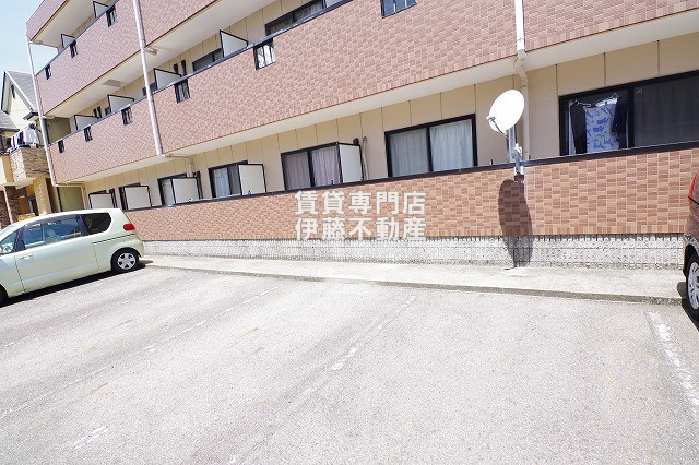 ウイングコート辻の駐車場