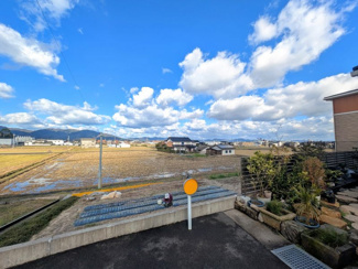 【展望】 | 建物北側とは高低差があり、のどかな田園風景と北山を眺めることが出来ます