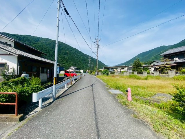 売土地　揖斐郡揖斐川町市場　74.55坪の前面道路含む現地写真