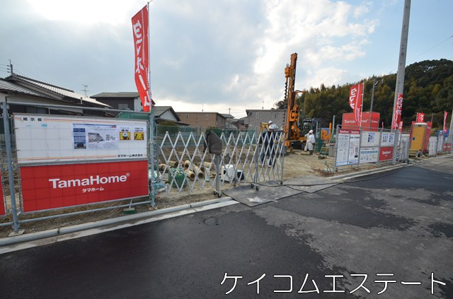 新築住宅　タマタウン中間中学校前の前面道路含む現地写真