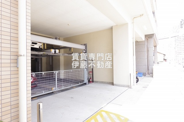 アルバ志賀本通の駐車場