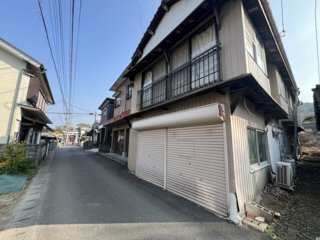 妙見町戸建ての前面道路含む現地写真