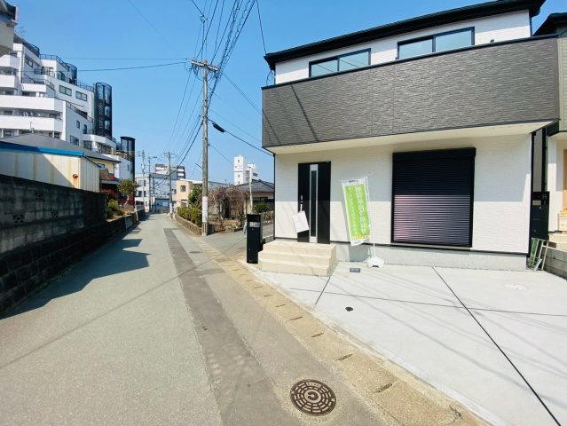 リナージュ／中央区帯山4丁目24-1期／１号棟の前面道路含む現地写真