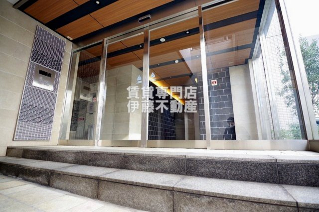 プランドール那古野のエントランス