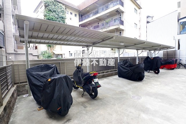 プランドール那古野の駐車場