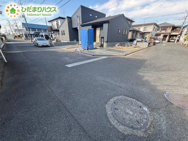 本庄市日の出　新築一戸建て　リーブルガーデン　01の前面道路含む現地写真