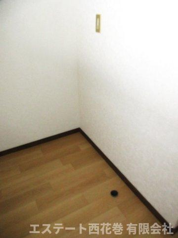 コーポ伊藤のその他|洗濯機置き場。キッチン内になりますので冷蔵庫、洗濯機はコンパクトな物をお選びください。専用給水はありませんのでシンクと共有となります。