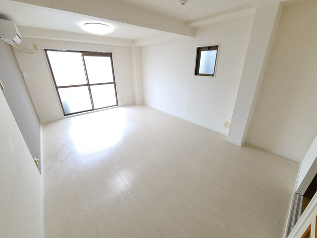 光の差し込む明るいお部屋です