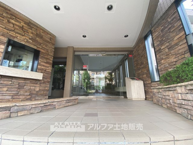 ルイシャトレ多摩センター弐番館の外観|【outward appearance】
◆外観◆空隙と緑が織りなす柔らな陽射しと薫風を頬で感じさせ、さりげなく気が利いていて穏やかな雰囲気を醸し出すエリア。