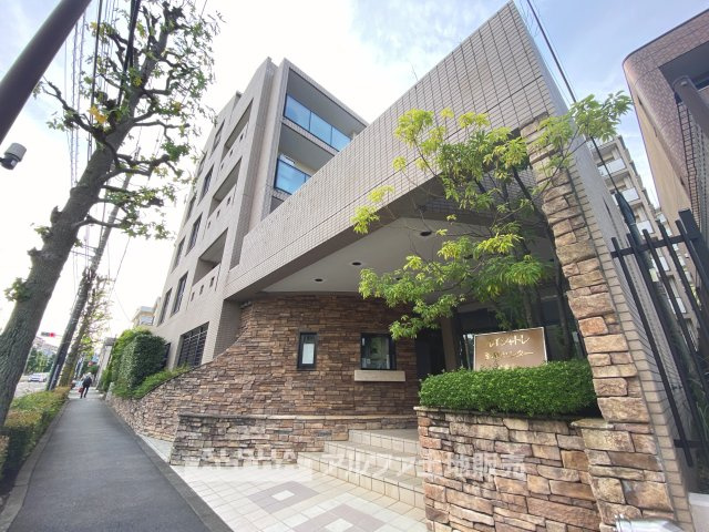 ルイシャトレ多摩センター弐番館のエントランス|【outward appearance】
◆外観◆唐木田駅まで徒歩9分と利便性の良い立地。帰宅途中に買い物や夕食をすませ、帰宅後はゆっくりとした時間を過ごすのも良いですね。