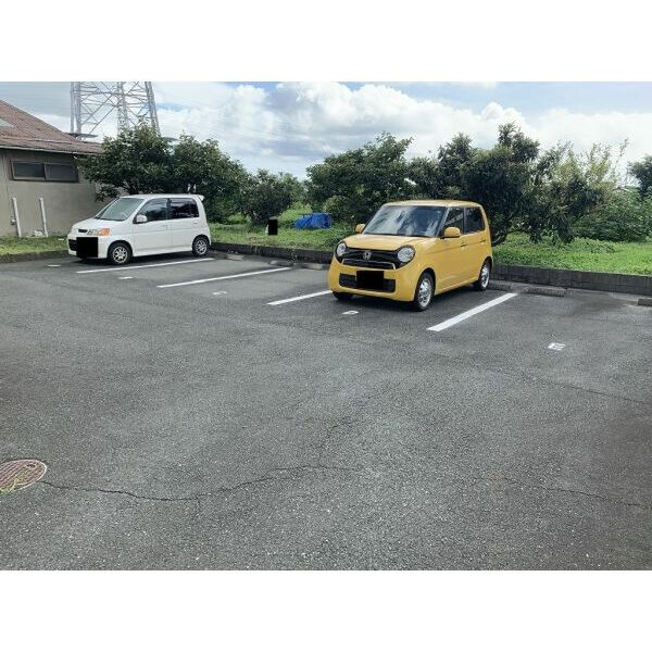 サープラス石田の駐車場