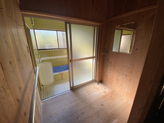 串間市桂原中古住宅の脱衣所