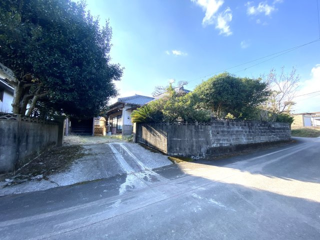 串間市桂原中古住宅の前面道路含む現地写真