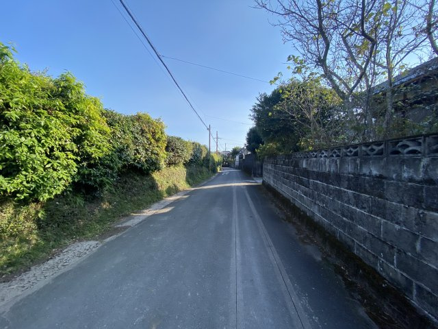 串間市桂原中古住宅の前面道路含む現地写真