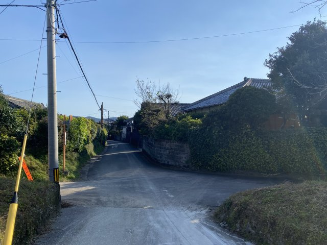 串間市桂原中古住宅の前面道路含む現地写真