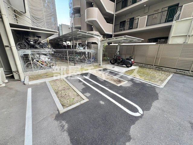 OKBアヴェニール菊井町の駐車場