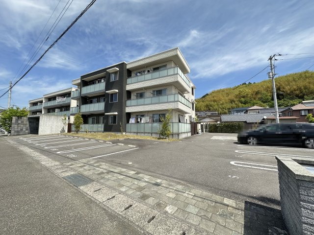シャーメゾン初月Ⅱ B棟の駐車場
