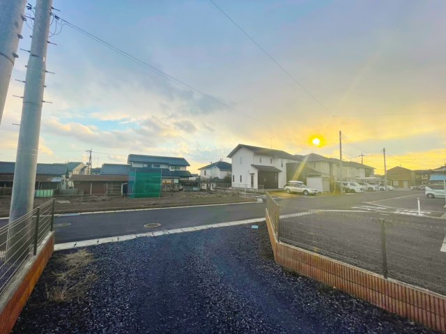 築浅！佐野市犬伏中町　中古住宅の前面道路含む現地写真