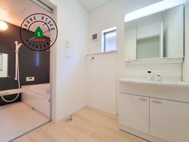 都城市一万城町第2-3棟（2号棟）の脱衣所|ゆとりの洗面スペースで朝の身支度もスムーズに。暮らしを快適に変えるシャワー付洗面台です！