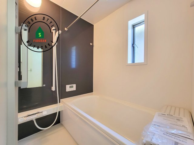 都城市一万城町第2-3棟（2号棟）の浴室|1日の疲れを癒してくれる広々バスルーム。雨の日のお洗濯にも大活躍な浴室乾燥機付です！