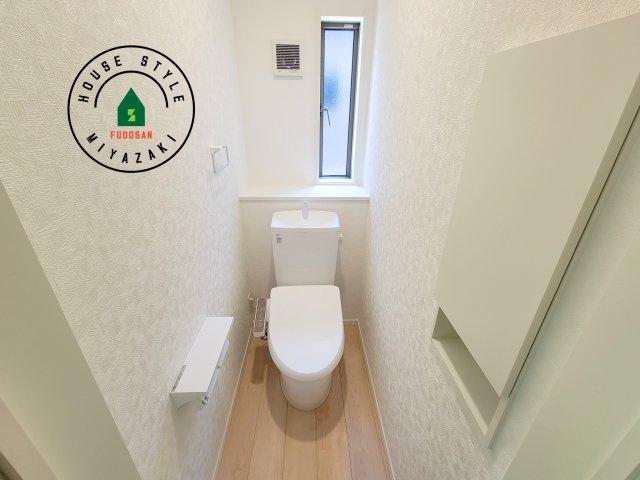 都城市一万城町第2-3棟（2号棟）のトイレ|温水洗浄便座を完備しております。2ヶ所にトイレがあるのは朝の慌ただしい時間も安心です。