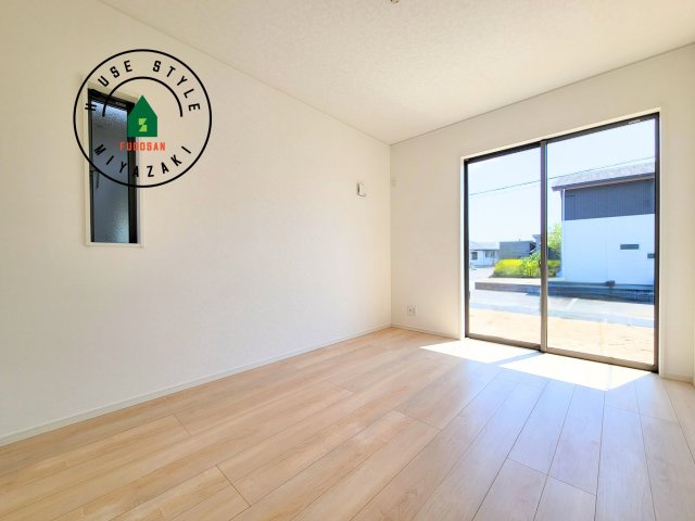 都城市一万城町第2-3棟（2号棟）の寝室|主寝室には収納力に優れたクローゼットがありますので、お部屋もすっきり片付きます。