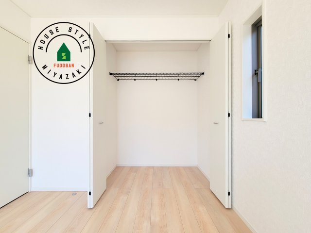 都城市一万城町第2-3棟（2号棟）の収納|洋服や大きな荷物が多い方や人数の多いご家族などは、一般的なクローゼットよりもウォークインクローゼットのほうが使い勝手が良いです。