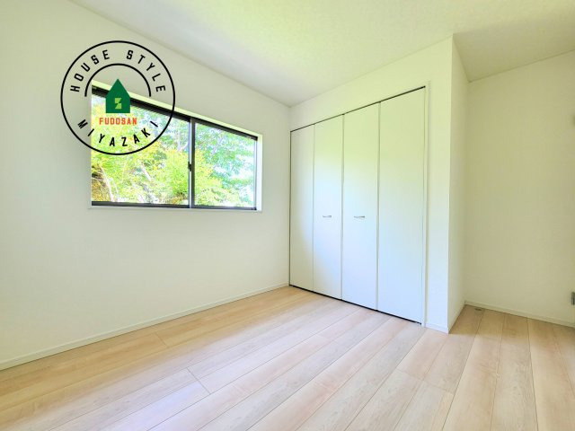 都城市一万城町第2-3棟（2号棟）の洋室|柔らかい陽光が差し込む明るいお部屋を演出する設計。彩光の取れる窓が気持ちの良いお部屋を創り上げます。