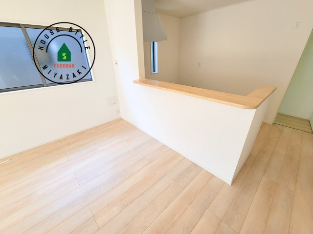 都城市一万城町第2-3棟（2号棟）のダイニング|キッチンから立ち込める香りが今日の料理を期待させます。