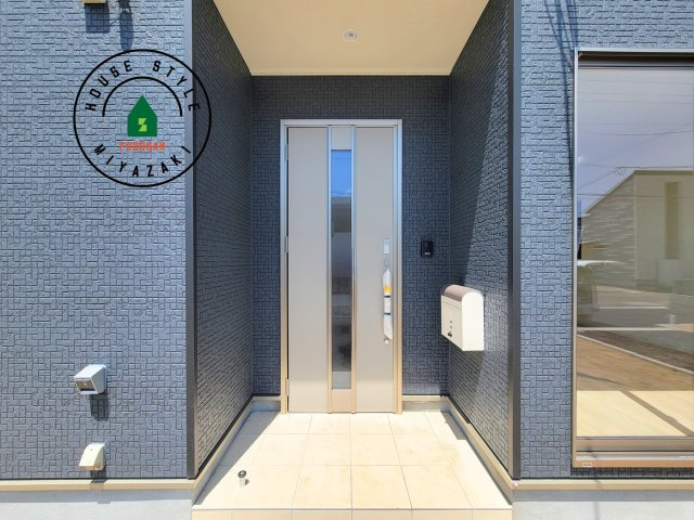 都城市一万城町第2-3棟（2号棟）の玄関|おでかけの時も帰った時も、「我が家」を最初に感じでもらえる素敵な空間に。