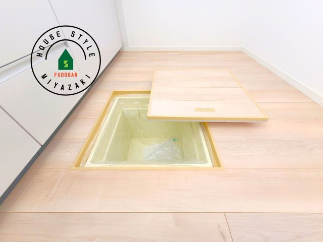 都城市一万城町第2-3棟（2号棟）の設備|床下収納　小さな間口で床下スペースを有効に使用できす。