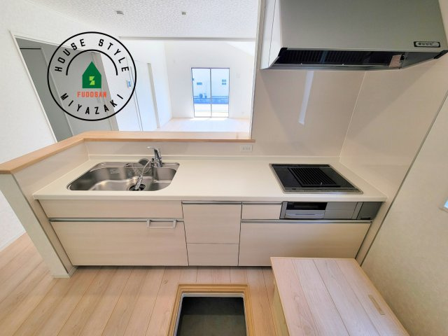 都城市一万城町第2-3棟（2号棟）のキッチン|ダイニングテーブルへの配膳がラクラク、お料理はかどるカウンター付きシステムキッチン！