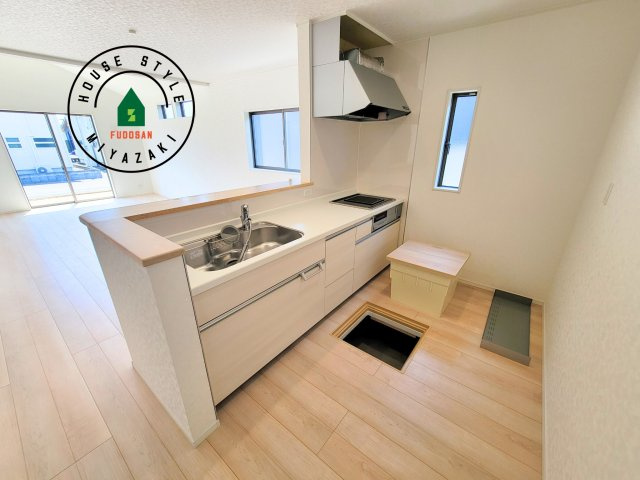 都城市一万城町第2-3棟（2号棟）のキッチン|ご家族を近くに感じられる対面キッチンのLDK。会話もはずみそうですね。