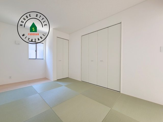 都城市一万城町第2-3棟（2号棟）の和室|和室を上手に活用すると暮らし方の幅が広がります。例えば普段は開け放して、子供の小さいうちはお昼寝や遊びのスペースに。畳はソフトなので転んでもケガをしにくく安心です